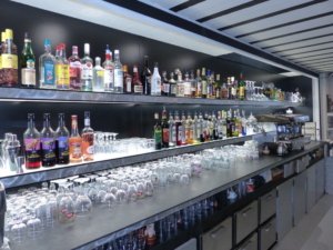 Étagère verres éclairée de LED sur fond noir